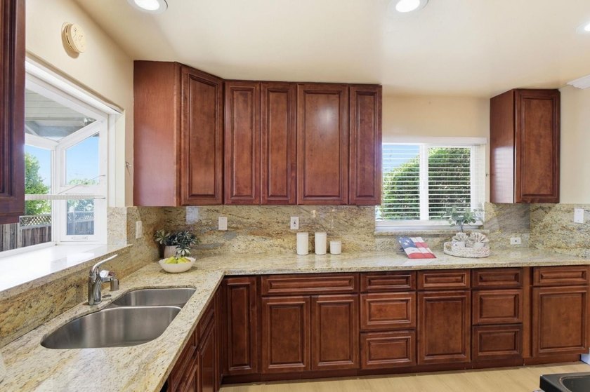 Elegance &amp; Convenience in a Prime Location. Rare 8,600+ SF lot - photo 11