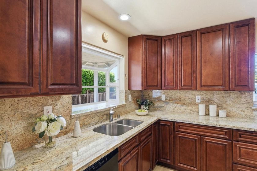 Elegance &amp; Convenience in a Prime Location. Rare 8,600+ SF lot - photo 12