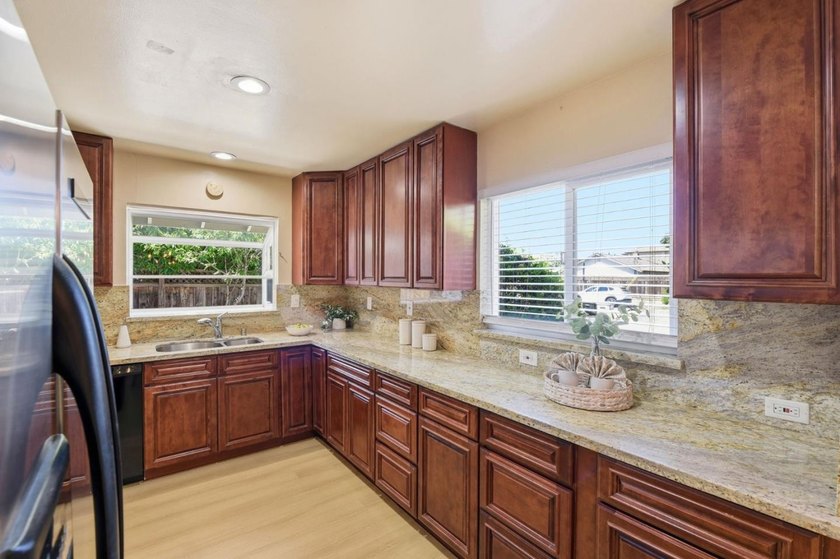 Elegance &amp; Convenience in a Prime Location. Rare 8,600+ SF lot - photo 13