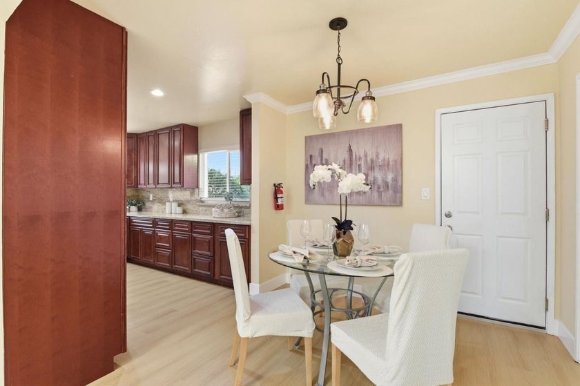 Elegance &amp; Convenience in a Prime Location. Rare 8,600+ SF lot - photo 15