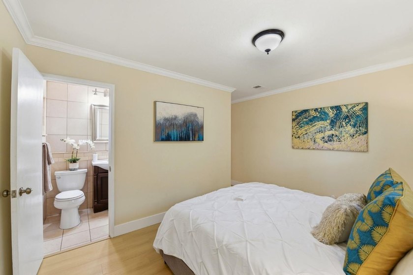 Elegance &amp; Convenience in a Prime Location. Rare 8,600+ SF lot - photo 19