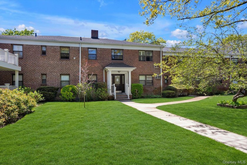 Sunny &amp; Bright 2 Bedroom, 2 Bath Coop in Garden Town Community! - photo 2