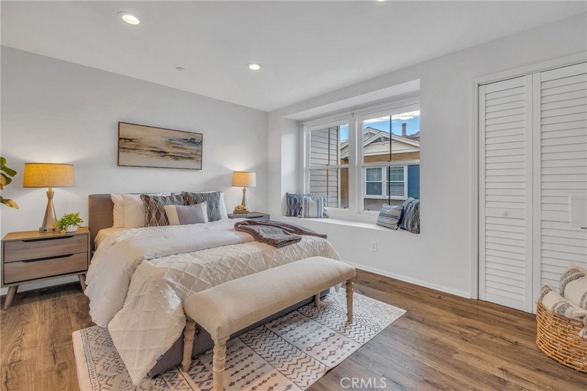 Inviting townhome in the gated Village on Oak community. Walk to - photo 23