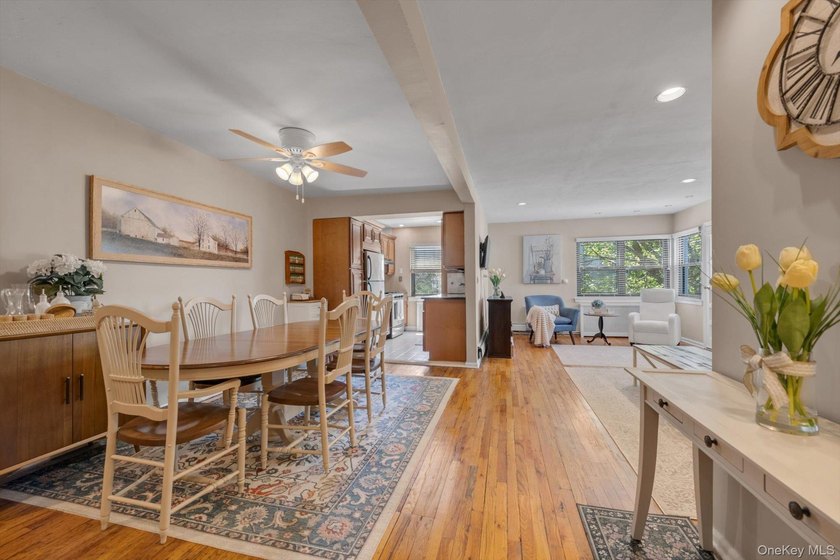 Sunny &amp; Bright 2 Bedroom, 2 Bath Coop in Garden Town Community! - photo 4