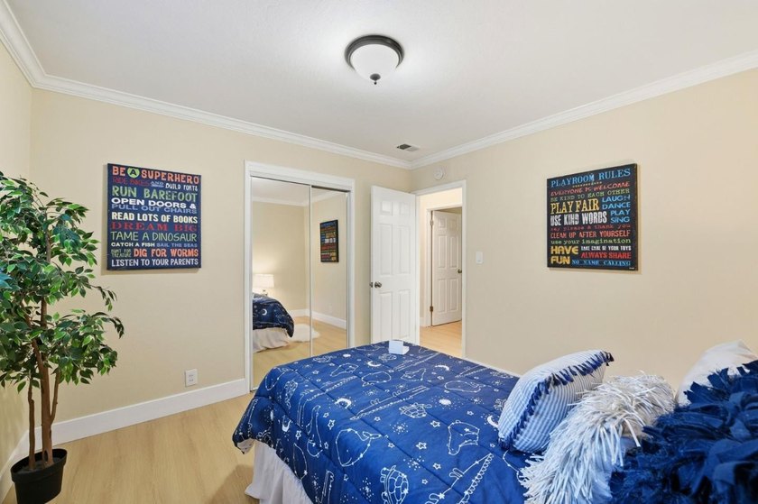Elegance &amp; Convenience in a Prime Location. Rare 8,600+ SF lot - photo 25