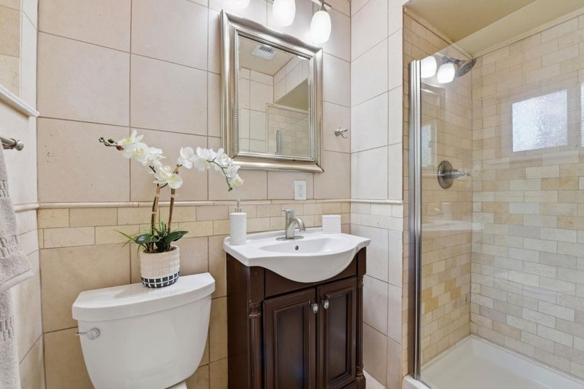 Elegance &amp; Convenience in a Prime Location. Rare 8,600+ SF lot - photo 26