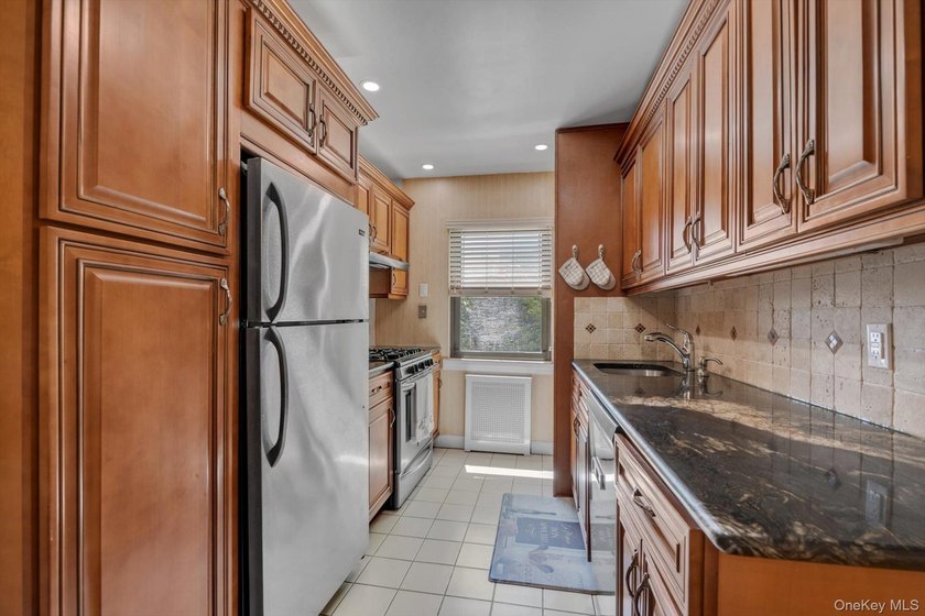 Sunny &amp; Bright 2 Bedroom, 2 Bath Coop in Garden Town Community! - photo 7