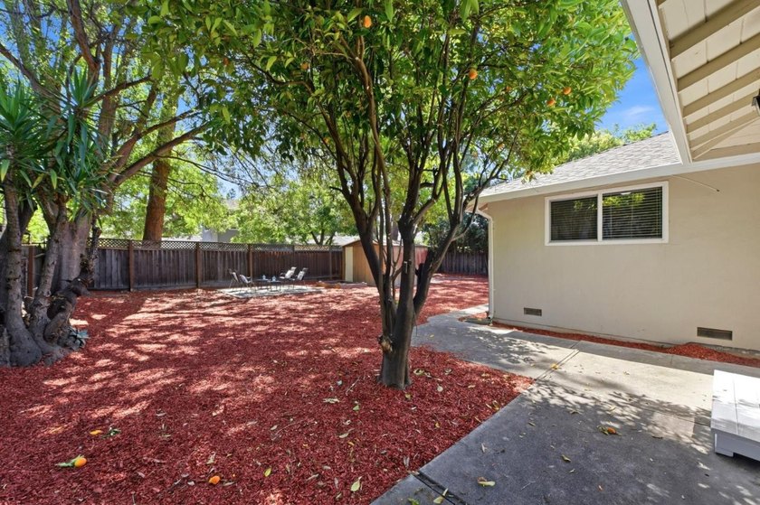 Elegance &amp; Convenience in a Prime Location. Rare 8,600+ SF lot - photo 28