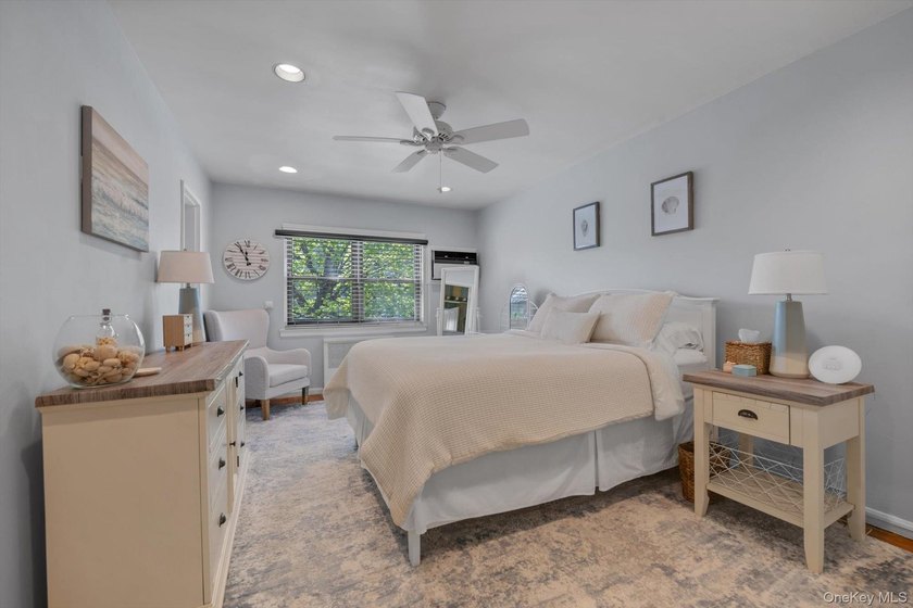 Sunny &amp; Bright 2 Bedroom, 2 Bath Coop in Garden Town Community! - photo 8