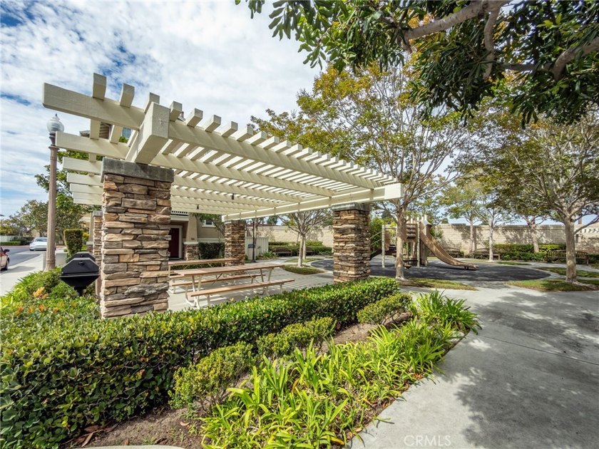Inviting townhome in the gated Village on Oak community. Walk to - photo 38