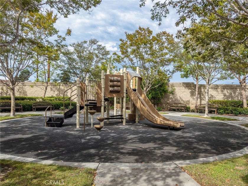 Inviting townhome in the gated Village on Oak community. Walk to - photo 39