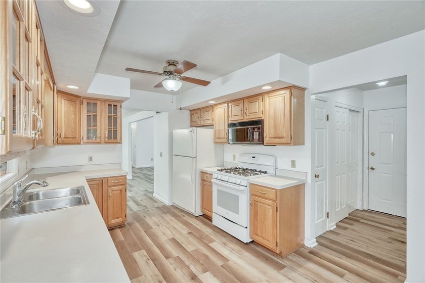 Welcome to 6578 Lakeside Road in Ontario! This 1,752 SF ranch - photo 6