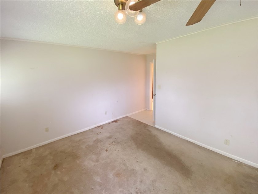This four-side brick home in Rolling Acres subdivision has a lot - photo 34