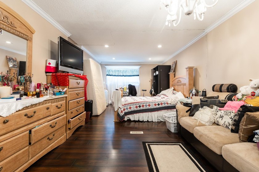 First time on the market and ONE OF A KIND in the neighbourhood! - photo 11