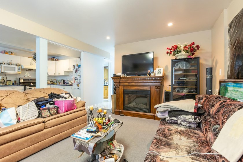 First time on the market and ONE OF A KIND in the neighbourhood! - photo 17