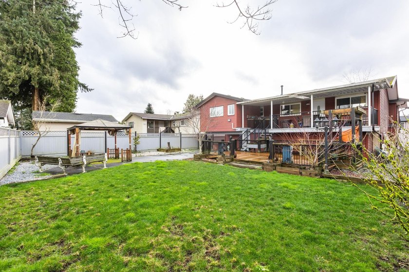 First time on the market and ONE OF A KIND in the neighbourhood! - photo 25