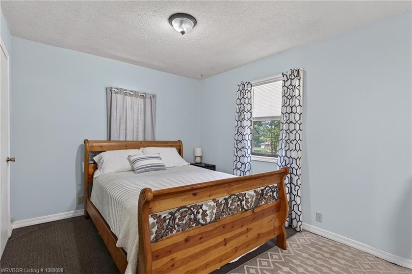 3 bedroom, 2 bath home located in Hackett in the Sebastian Lake - photo 21