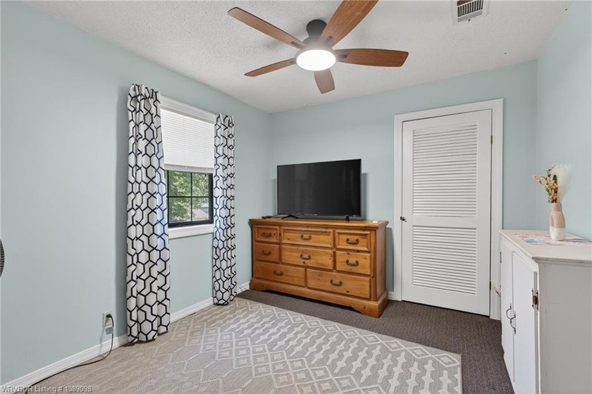 3 bedroom, 2 bath home located in Hackett in the Sebastian Lake - photo 23
