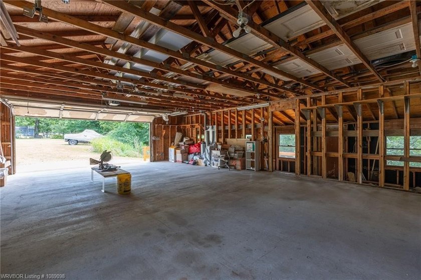 3 bedroom, 2 bath home located in Hackett in the Sebastian Lake - photo 36