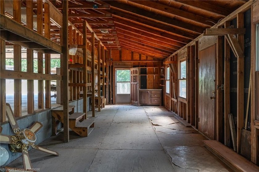 3 bedroom, 2 bath home located in Hackett in the Sebastian Lake - photo 38