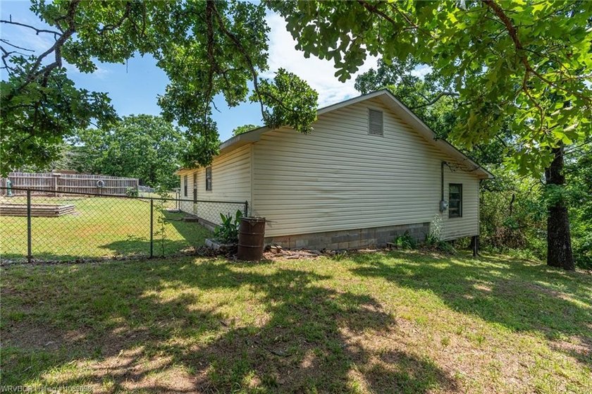 3 bedroom, 2 bath home located in Hackett in the Sebastian Lake - photo 41