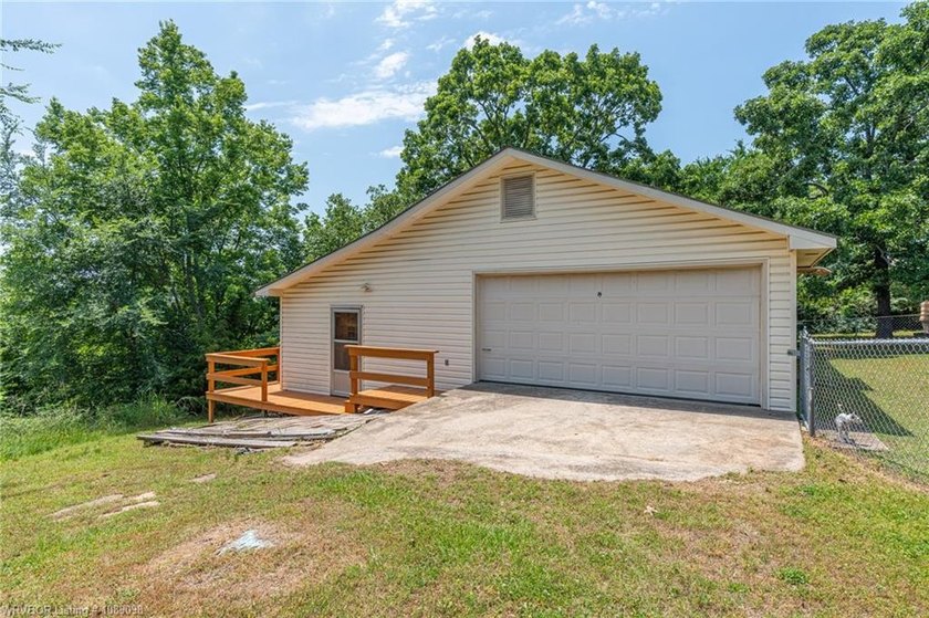 3 bedroom, 2 bath home located in Hackett in the Sebastian Lake - photo 43