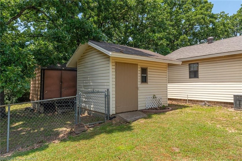 3 bedroom, 2 bath home located in Hackett in the Sebastian Lake - photo 46