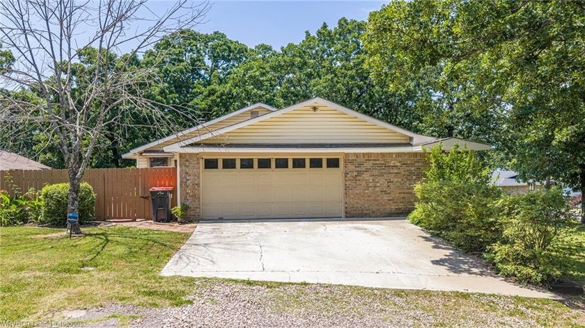 3 bedroom, 2 bath home located in Hackett in the Sebastian Lake - photo 50
