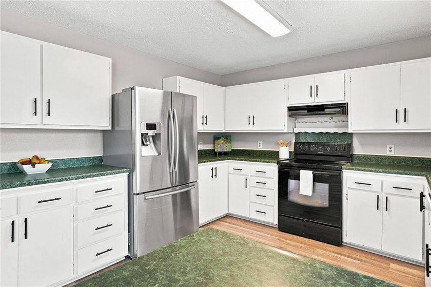 Lovingly cared for over the years, this spacious 2,214 sq ft - photo 11