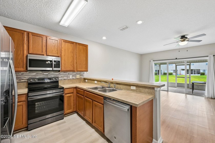 Welcome to this beautiful townhome offering 3 spacious bedrooms - photo 11