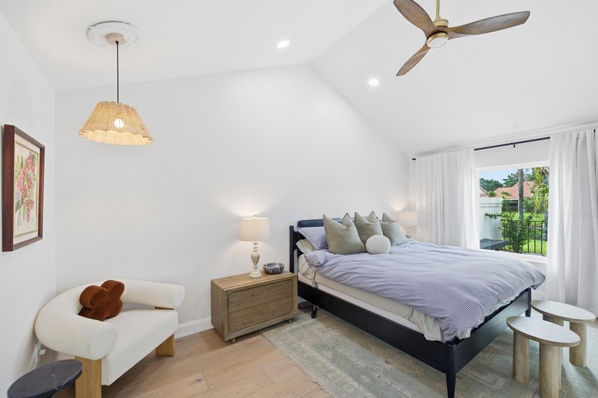Welcome to this newly renovated Mediterranean/Spanish-style one - photo 11