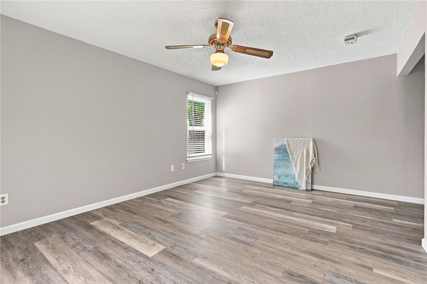 Lovingly cared for over the years, this spacious 2,214 sq ft - photo 12