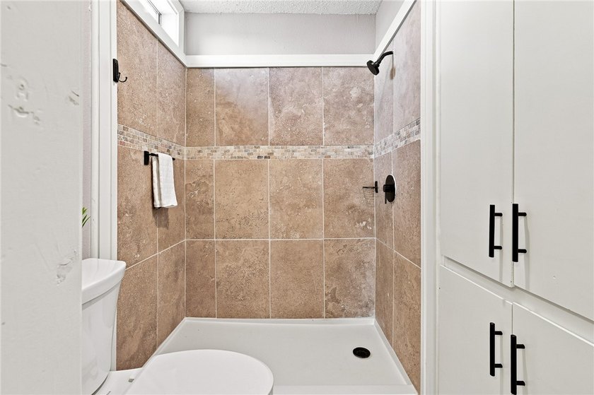 Lovingly cared for over the years, this spacious 2,214 sq ft - photo 15