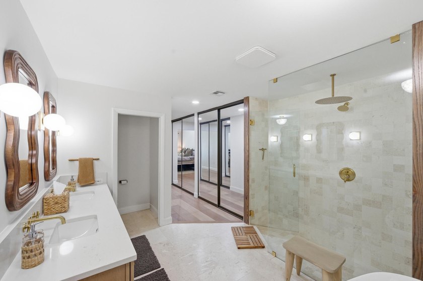 Welcome to this newly renovated Mediterranean/Spanish-style one - photo 15