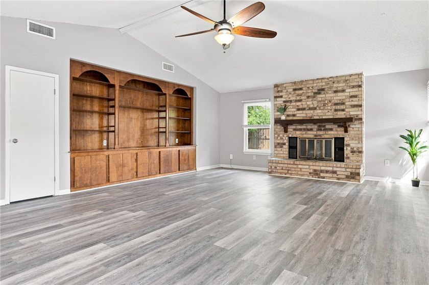 Lovingly cared for over the years, this spacious 2,214 sq ft - photo 17