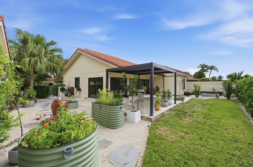 Welcome to this newly renovated Mediterranean/Spanish-style one - photo 17