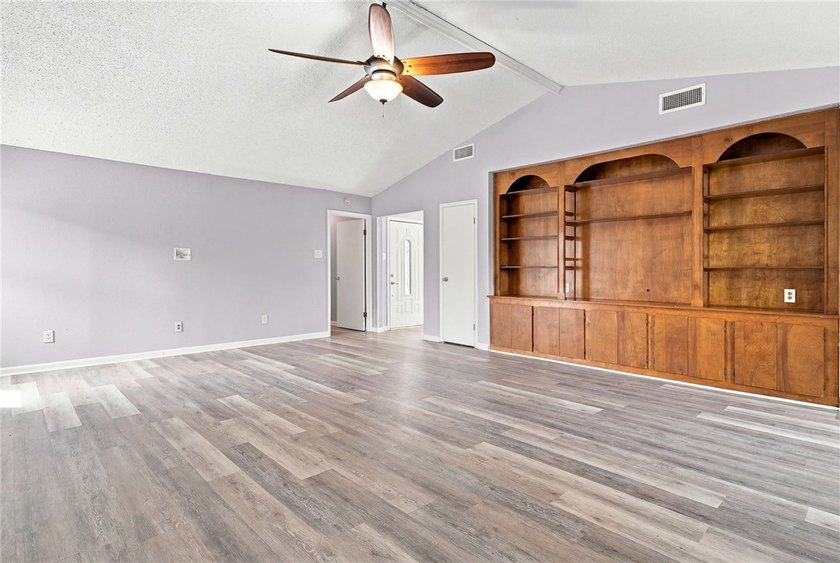 Lovingly cared for over the years, this spacious 2,214 sq ft - photo 18