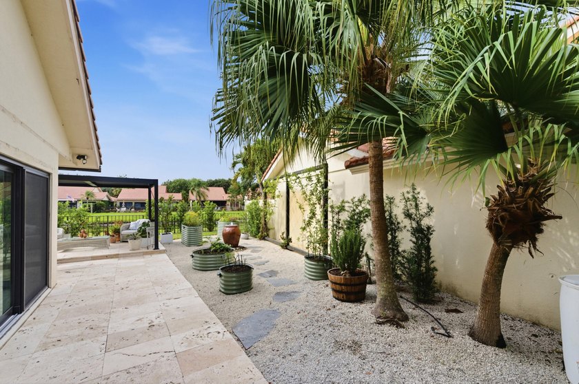 Welcome to this newly renovated Mediterranean/Spanish-style one - photo 20