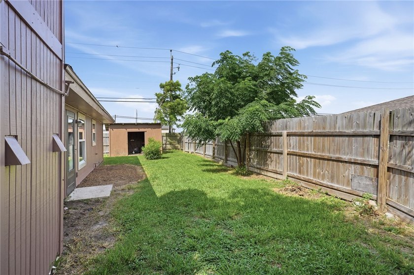 Lovingly cared for over the years, this spacious 2,214 sq ft - photo 27