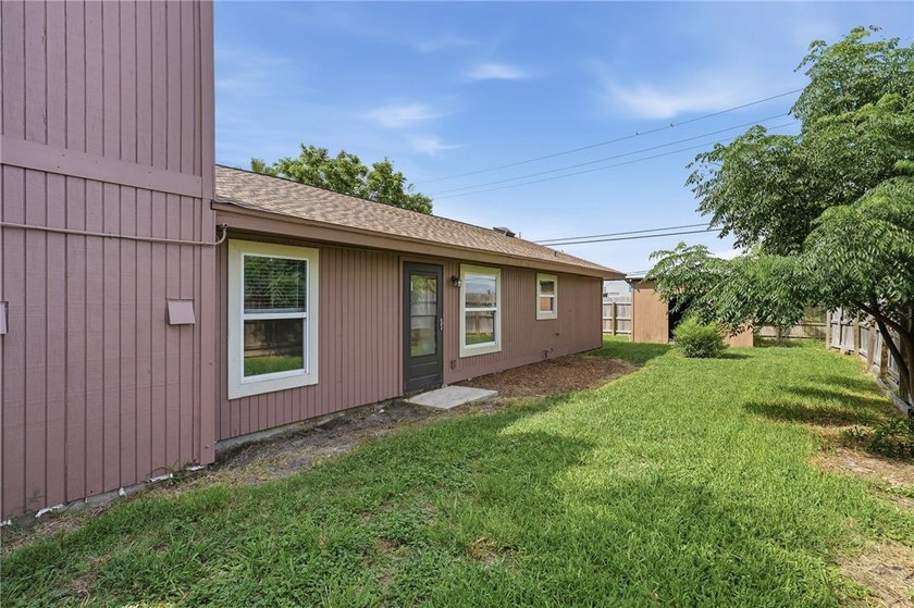 Lovingly cared for over the years, this spacious 2,214 sq ft - photo 28