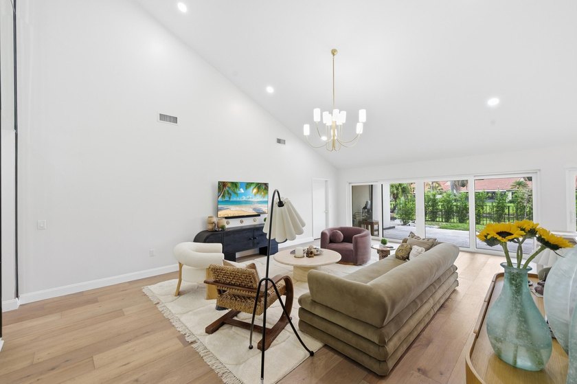 Welcome to this newly renovated Mediterranean/Spanish-style one - photo 28