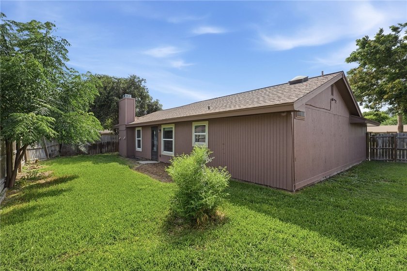 Lovingly cared for over the years, this spacious 2,214 sq ft - photo 29
