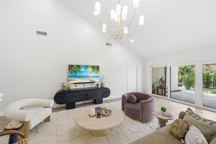 Welcome to this newly renovated Mediterranean/Spanish-style one - photo 29