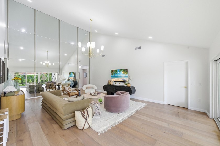 Welcome to this newly renovated Mediterranean/Spanish-style one - photo 30