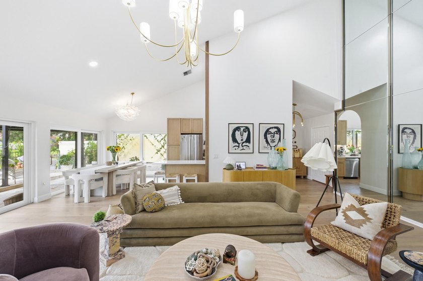 Welcome to this newly renovated Mediterranean/Spanish-style one - photo 32