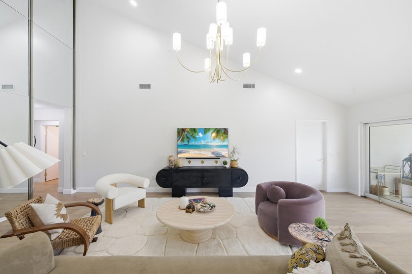 Welcome to this newly renovated Mediterranean/Spanish-style one - photo 33