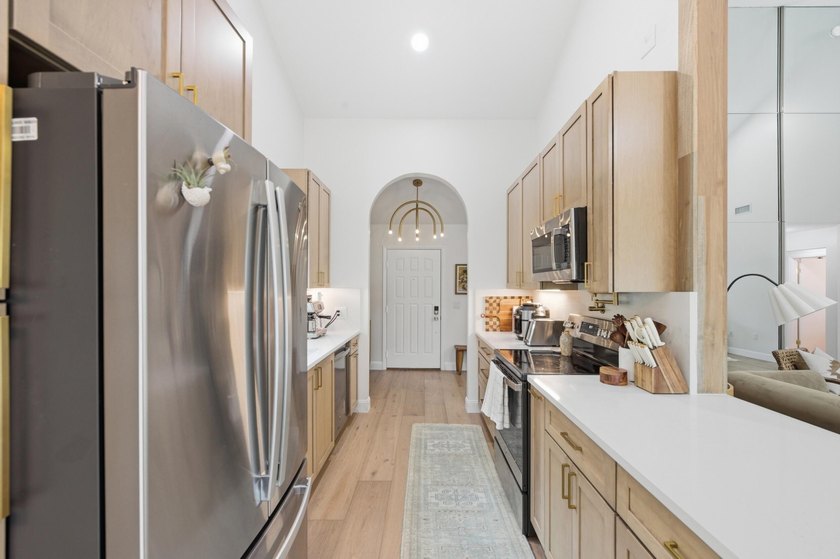 Welcome to this newly renovated Mediterranean/Spanish-style one - photo 34