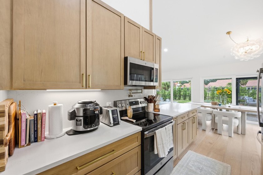 Welcome to this newly renovated Mediterranean/Spanish-style one - photo 36