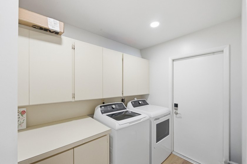 Welcome to this newly renovated Mediterranean/Spanish-style one - photo 45