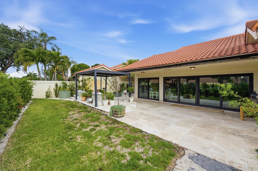 Welcome to this newly renovated Mediterranean/Spanish-style one - photo 46